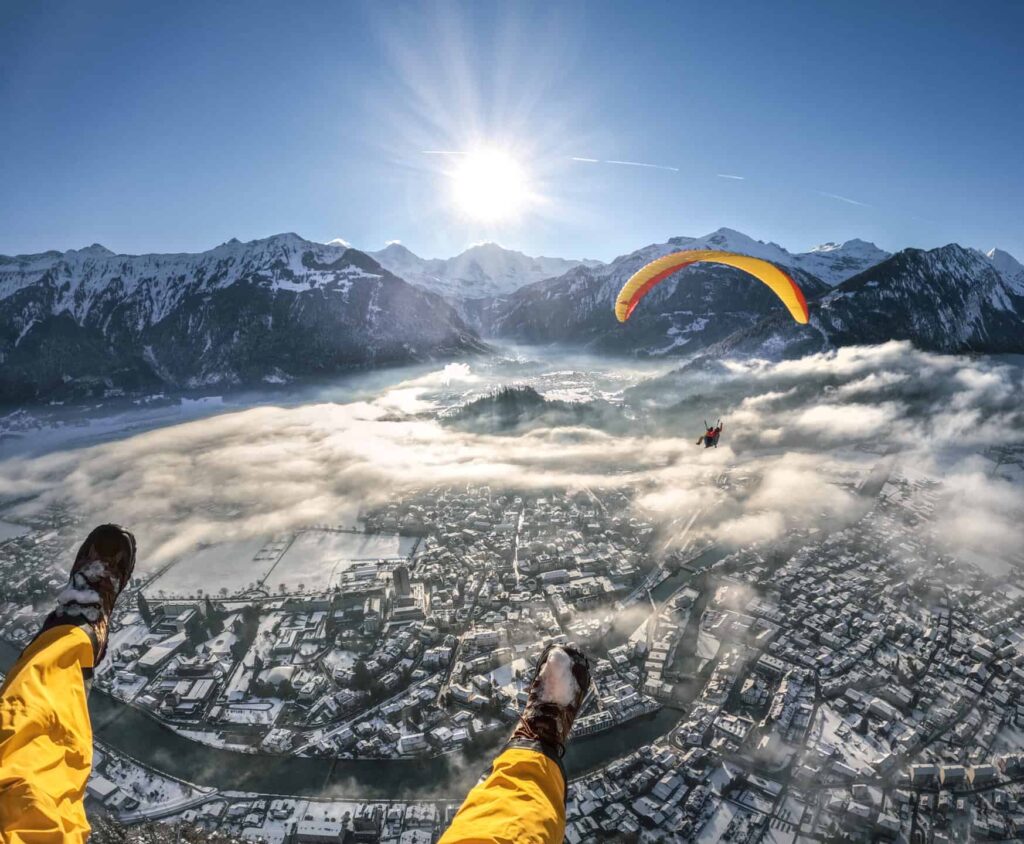 Paragliding Winter Interlaken Mike Kaufmann4 scaled 1