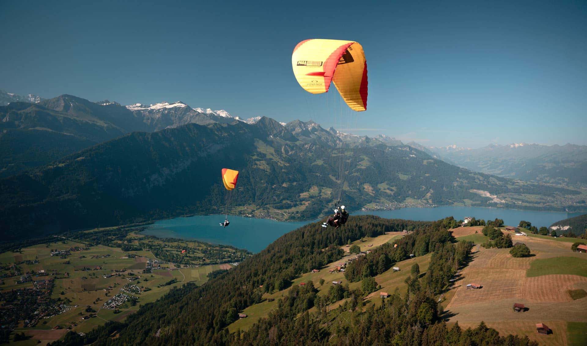 Paragliding Interlaken mit Sicht auf den Thunersee